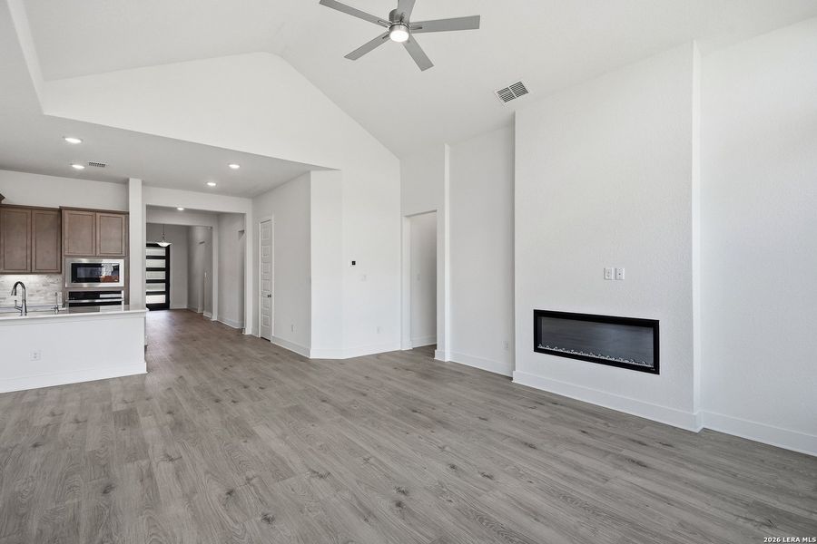 Spacious, unfurnished interior of a new home in Stillwater Ranch, San Antonio (Image 33).