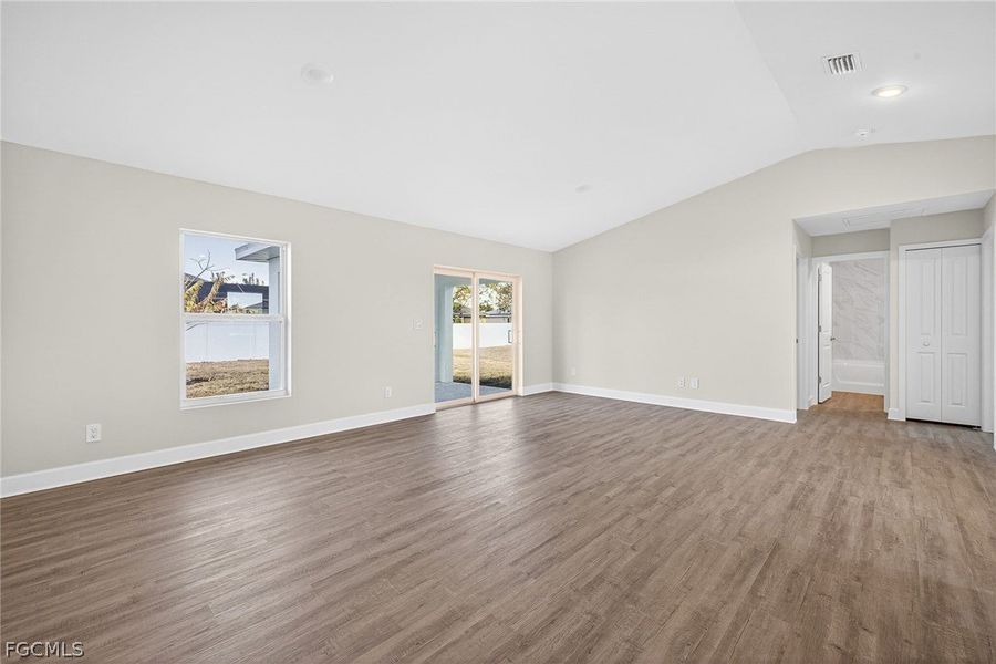 Spacious, unfurnished interior of a new home in Cape Coral, Cape Coral (Image 16).