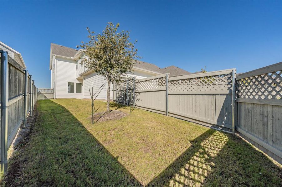 Exterior details and patio area of a home in , Northlake (Image 1).