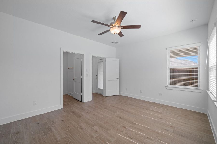 Spacious, unfurnished interior of a new home in Meridiana, Iowa Colony (Image 13).