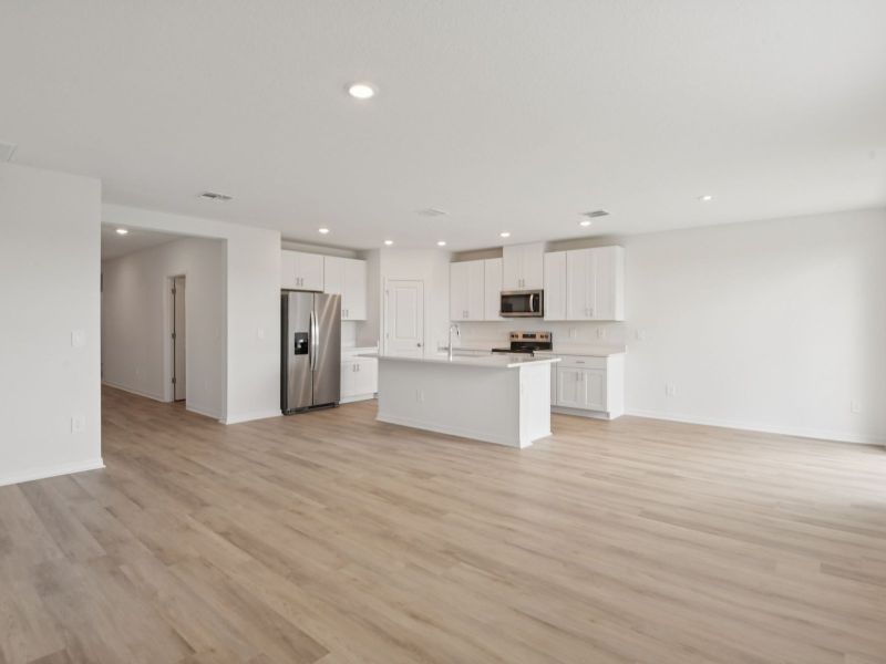 Spacious, unfurnished interior of a new home in Hilltop Vistas, Dade City (Image 13).