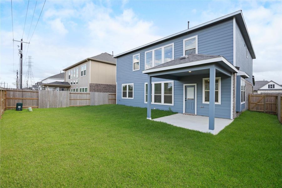 Exterior details and patio area of a home in Kendall Lakes, Alvin (Image 19).