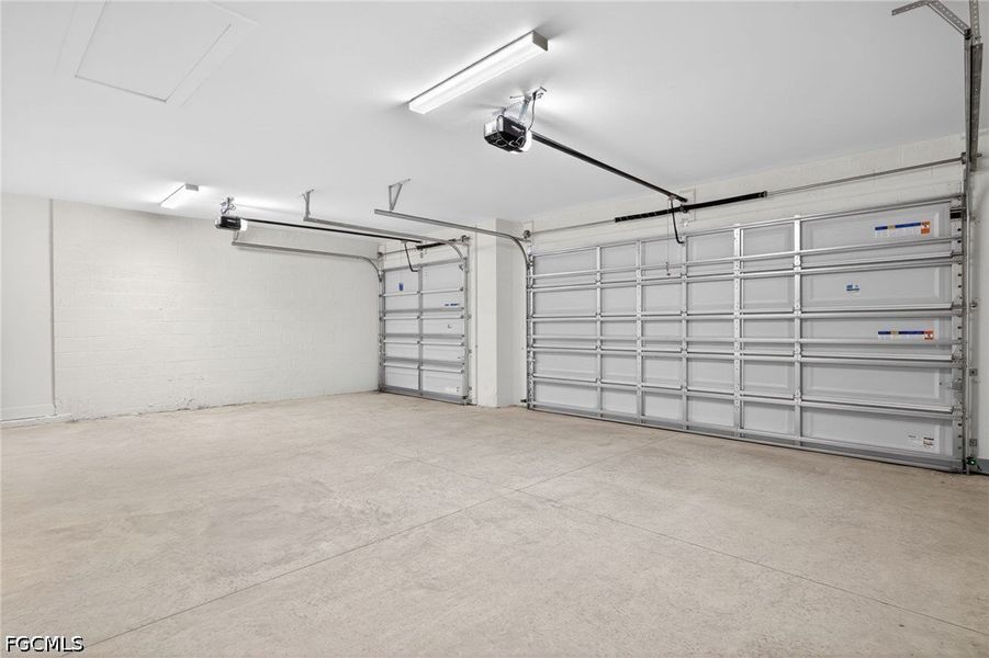 Spacious, unfurnished interior of a new home in Cape Coral, Cape Coral (Image 34).