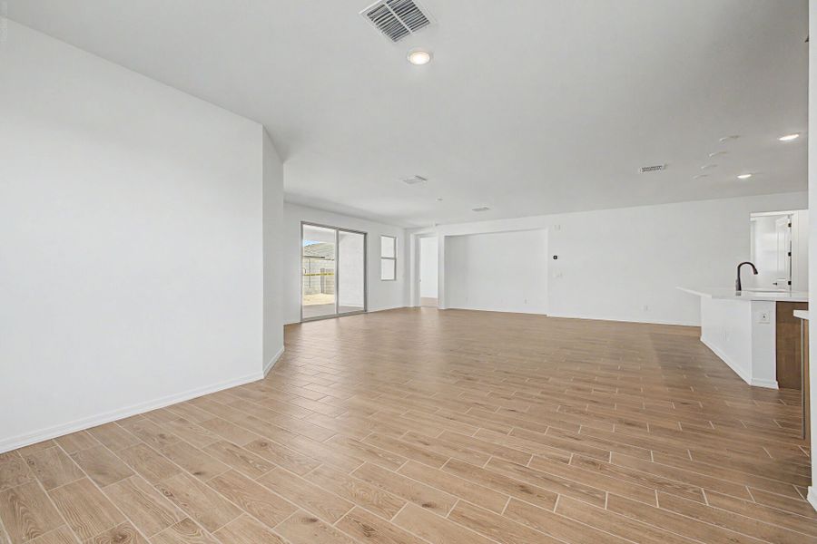 Spacious, unfurnished interior of a new home in White Tank Vistas, Waddell (Image 12).