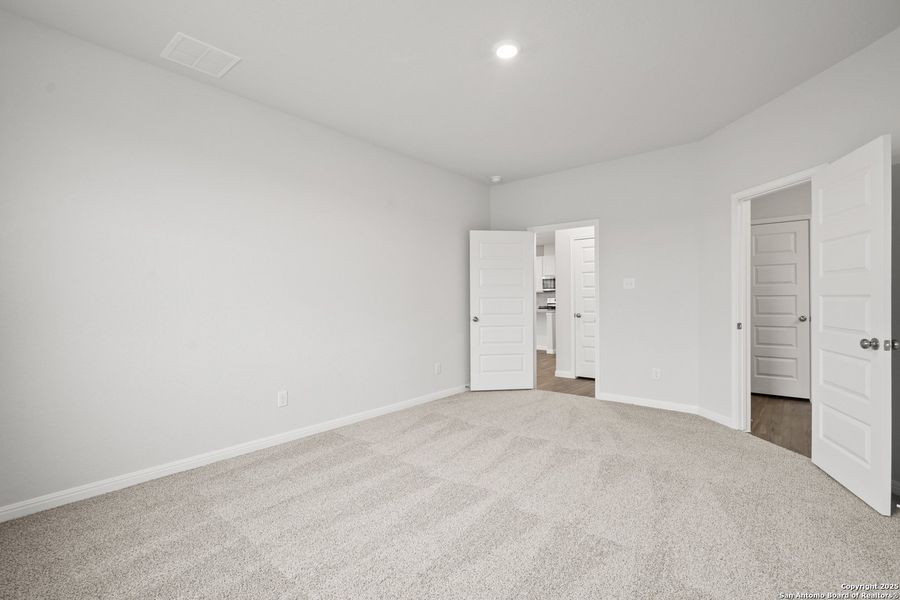Spacious, unfurnished interior of a new home in Hunters Ranch, San Antonio (Image 17). Spacious, unfurnished interior of a new home in Hunters Ranch, San Antonio (Image 17).