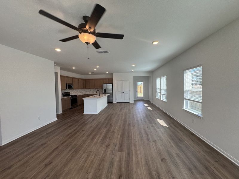 Spacious, unfurnished interior of a new home in Village at Three Oaks, Seguin (Image 12).