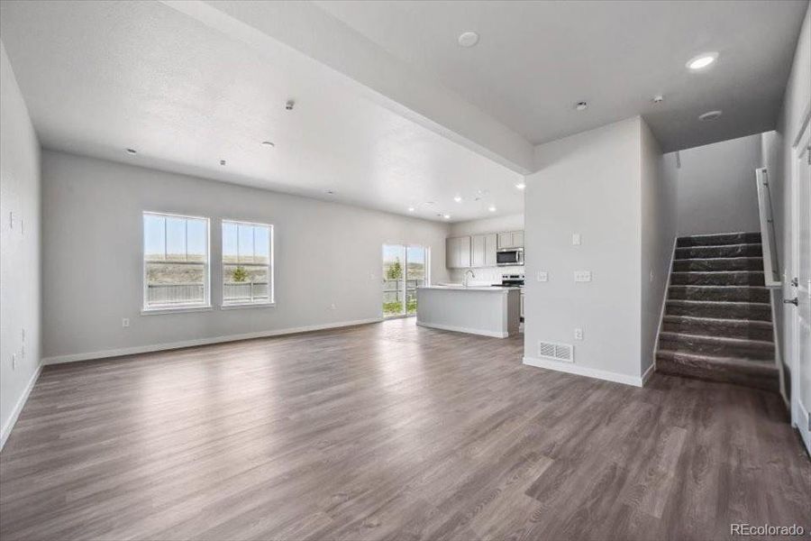 Spacious, unfurnished interior of a new home in Legato, Commerce City (Image 9).