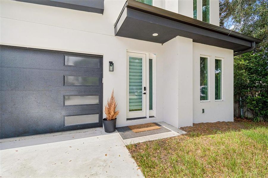 Exterior details and patio area of a home in , Tampa (Image 3).