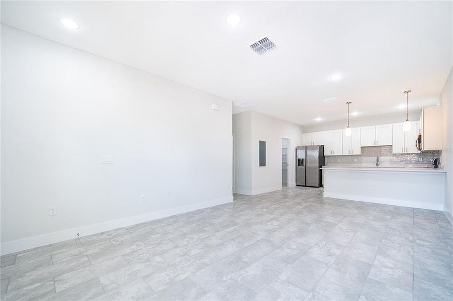 Spacious, unfurnished interior of a new home in , Kissimmee (Image 11).