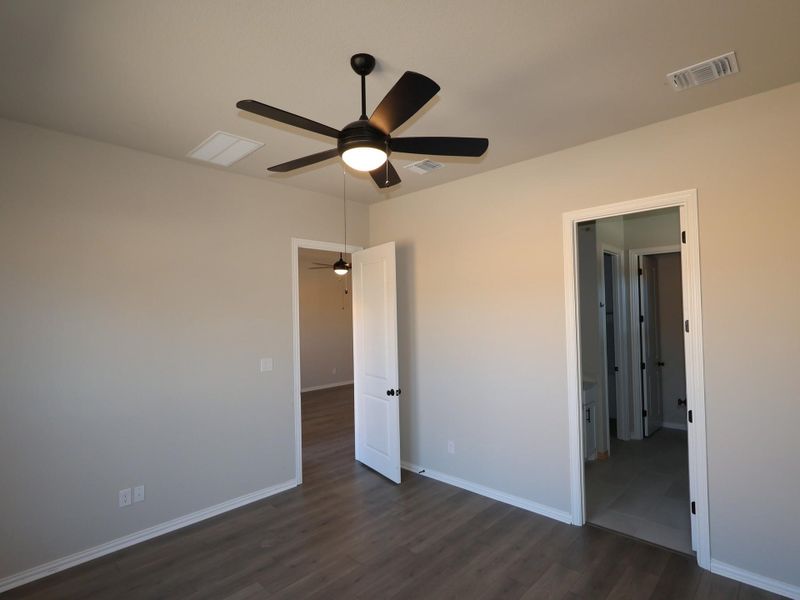 Spacious, unfurnished interior of a new home in Heritage, Dripping Springs (Image 28).