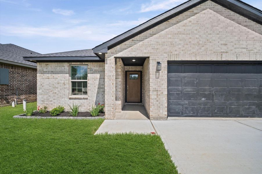 Exterior details and patio area of a home in , Willis (Image 3).