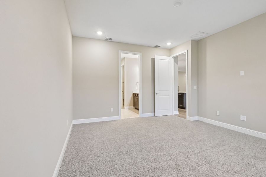 Spacious, unfurnished interior of a new home in Legends Preserve - Signature Series, Daytona Beach (Image 14).