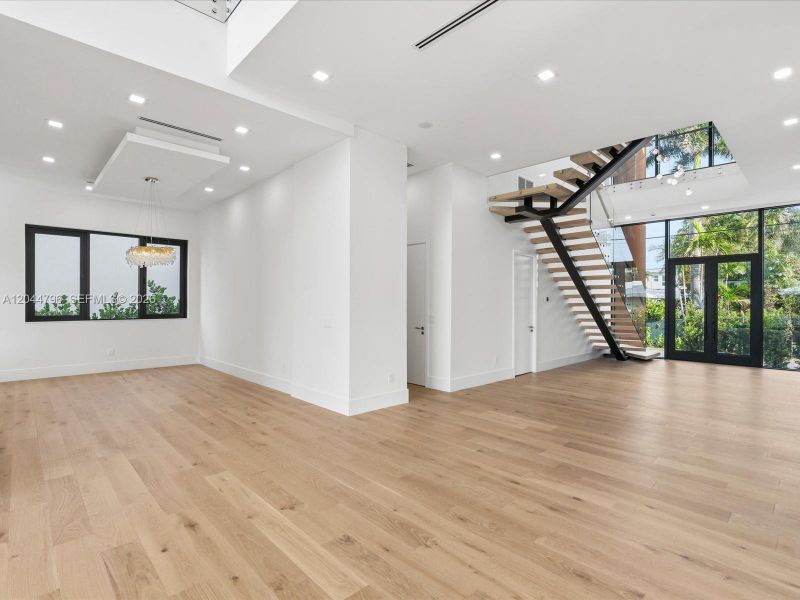 Spacious, unfurnished interior of a new home in , Pompano Beach (Image 37).