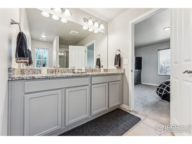 Dual vanities with granite countertops