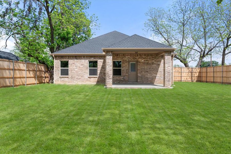 Exterior details and patio area of a home in , Kerens (Image 3).
