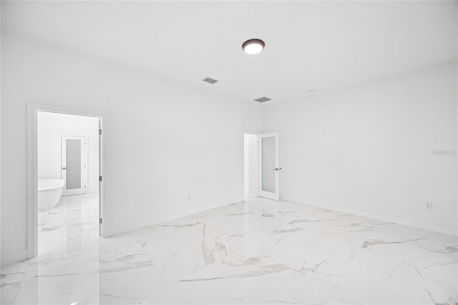 Spacious, unfurnished interior of a new home in , Orlando (Image 16).