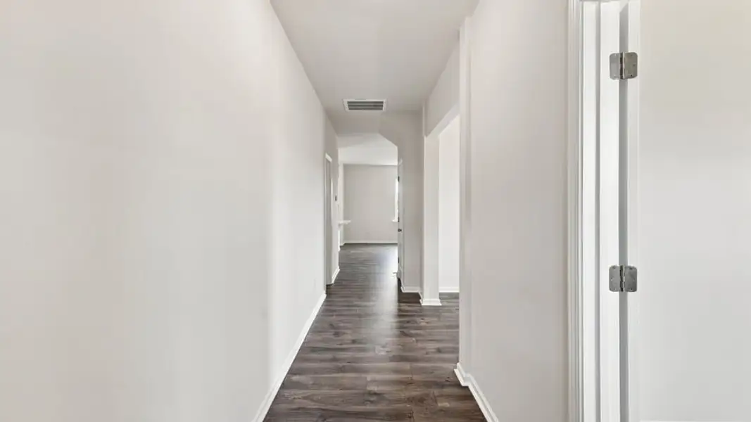 Spacious, unfurnished interior of a new home in Chestnut Ridge, Greenville (Image 15).