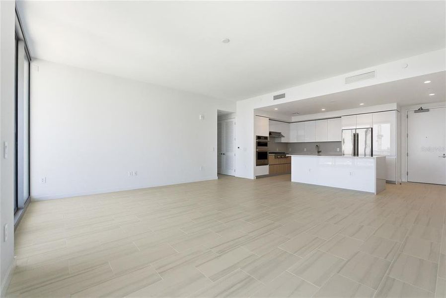 Spacious, unfurnished interior of a new home in , St. Petersburg (Image 14).