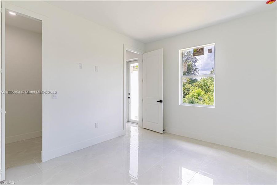 Spacious, unfurnished interior of a new home in , Lehigh Acres (Image 11).