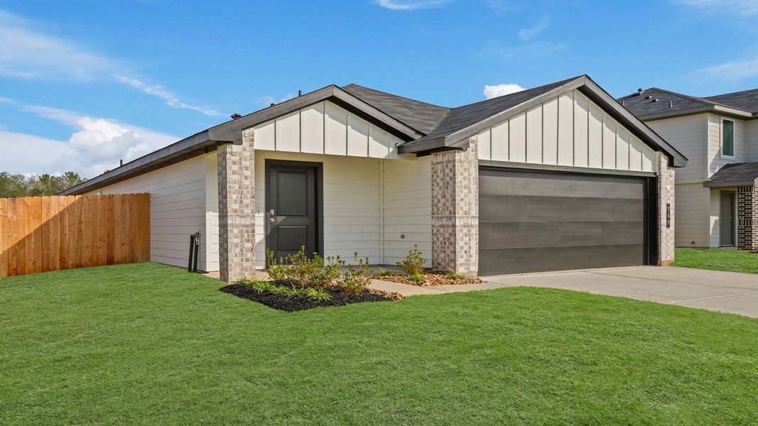 Front exterior of a new home in Silverthorne, Conroe, TX, highlighting curb appeal (Image 2). Front exterior of a new home in Silverthorne, Conroe, TX, highlighting curb appeal (Image 2).