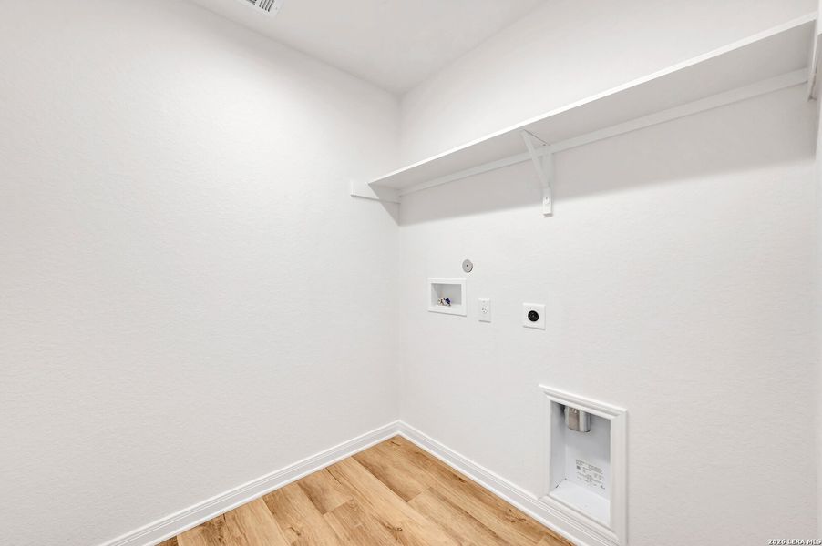 Spacious, unfurnished interior of a new home in Chaparral Ranch, Floresville (Image 22).