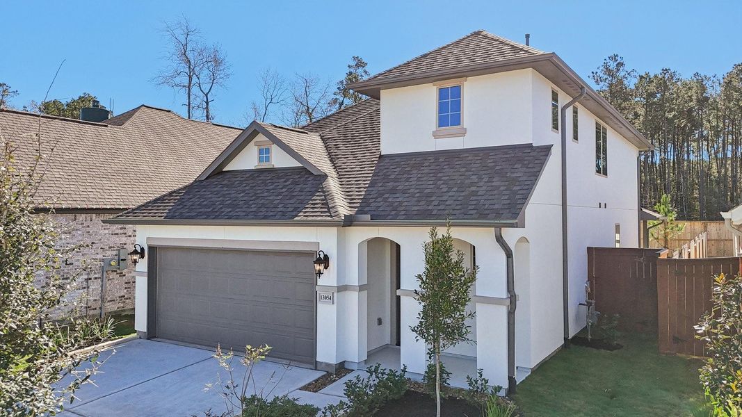 Front exterior of a new home in Evergreen 40', Conroe, TX, highlighting curb appeal (Image 24).