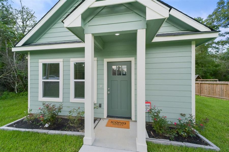 Exterior details of a home in Lake Conroe Village, Montgomery (Image 2). Exterior details of a home in Lake Conroe Village, Montgomery (Image 2).