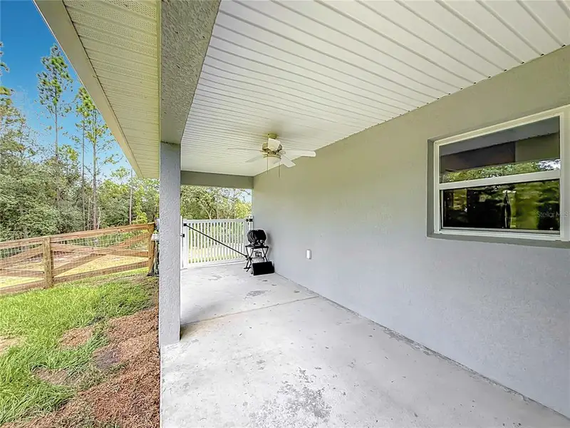Exterior details and patio area of a home in , Dunnellon (Image 4).