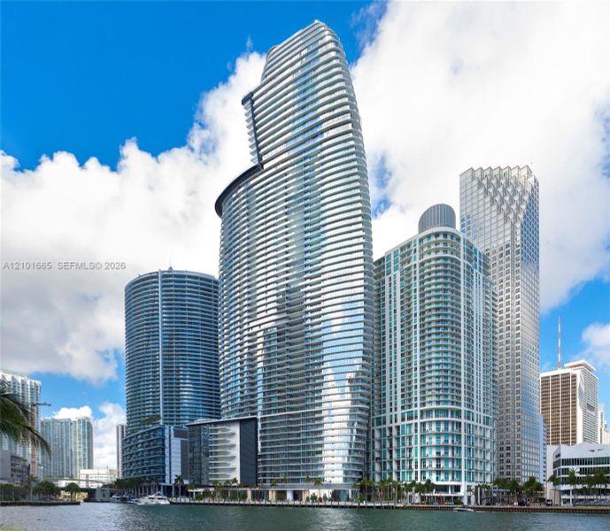 Condo located in Miami, FL showcasing its design and architecture (Image 5).