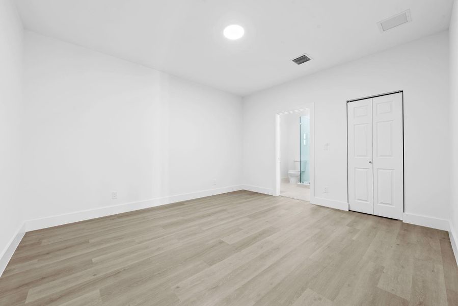 Spacious, unfurnished interior of a new home in , Fort Lauderdale (Image 22).