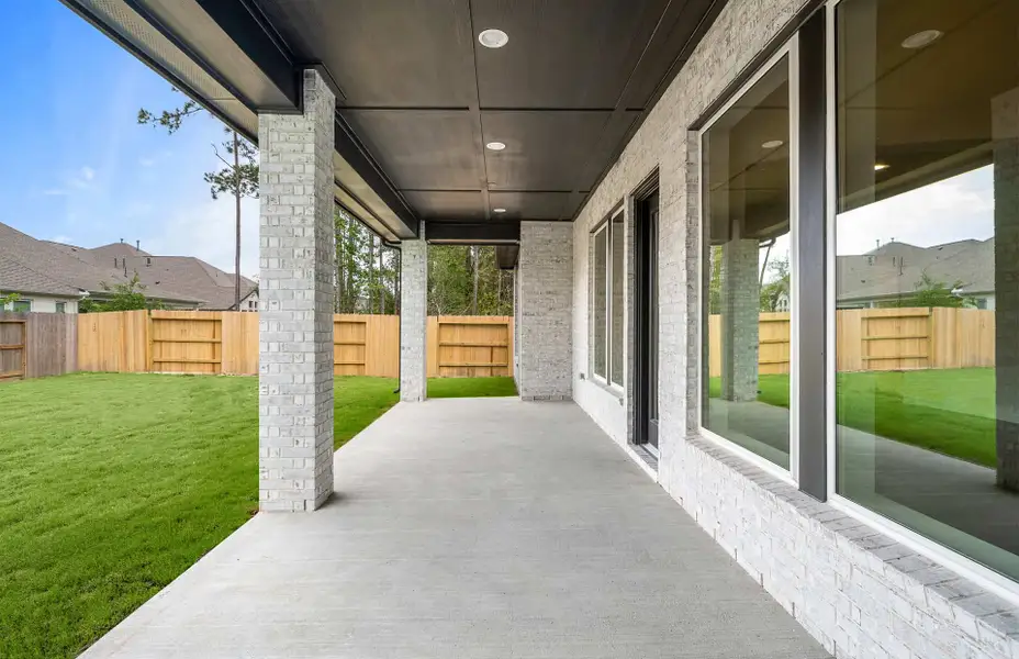 Representative exterior details of a home built from the 4094 by Ravenna Homes in Artavia 70′, Conroe (Image 4).