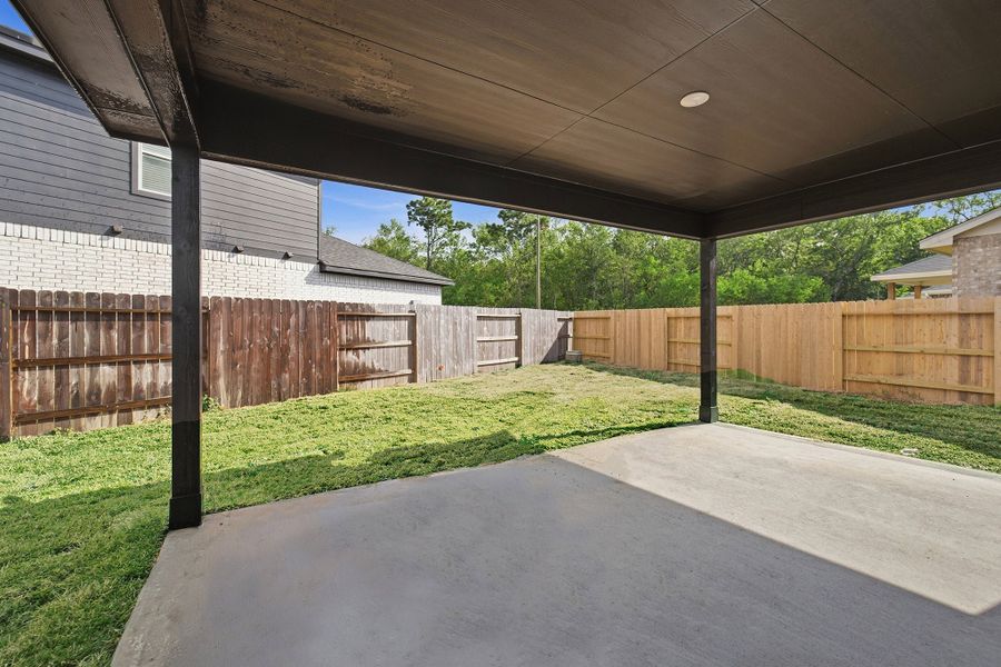 Exterior details and patio area of a home in Pecan Estates, Crosby (Image 4).