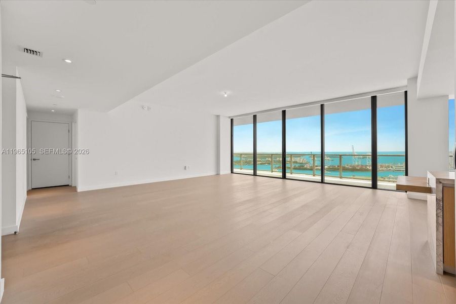 Spacious, unfurnished interior of a new home in , Miami Beach (Image 43).