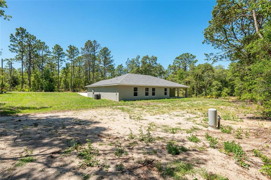 Exterior details and patio area of a home in , Dunnellon (Image 32).