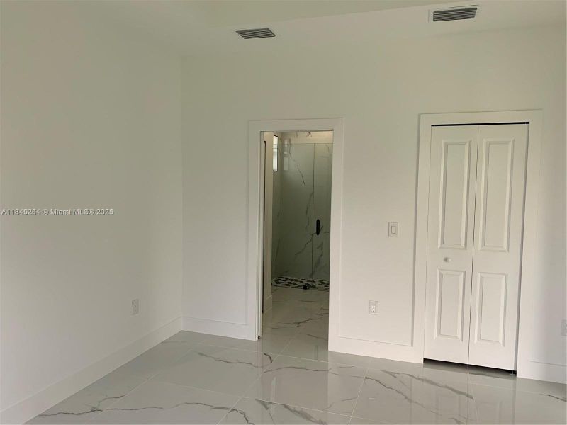 Spacious, unfurnished interior of a new home in , Lehigh Acres (Image 11).