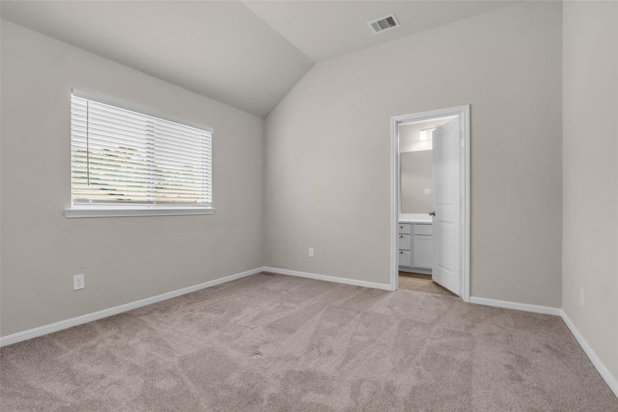 Spacious, unfurnished interior of a new home in , Conroe (Image 21).