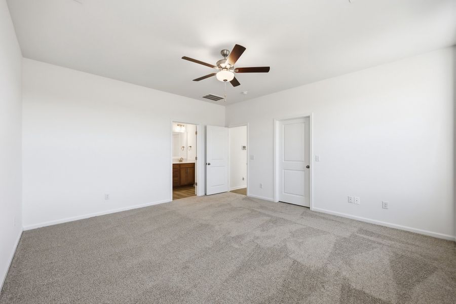 Representative unfurnished interior of a home built from the Habersham II by Great Southern Homes in Edgefield, Loris (Image 94).