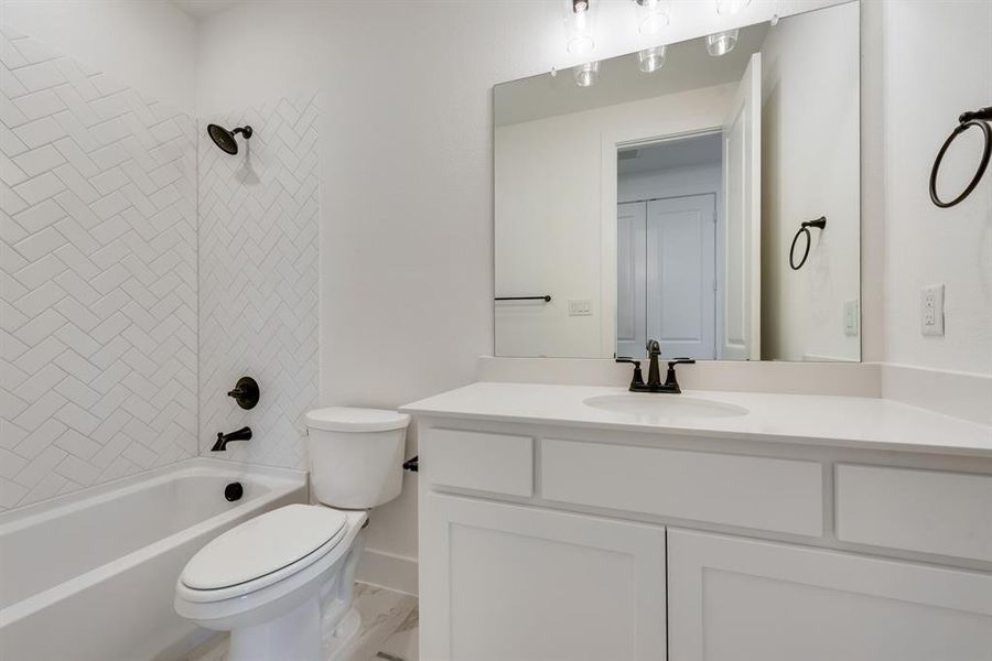 Bathroom with bathing tub / shower combination and vanity