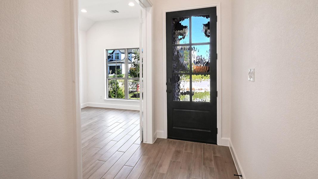 Spacious, unfurnished interior of a new home in 6 Creeks 50', Kyle (Image 24).