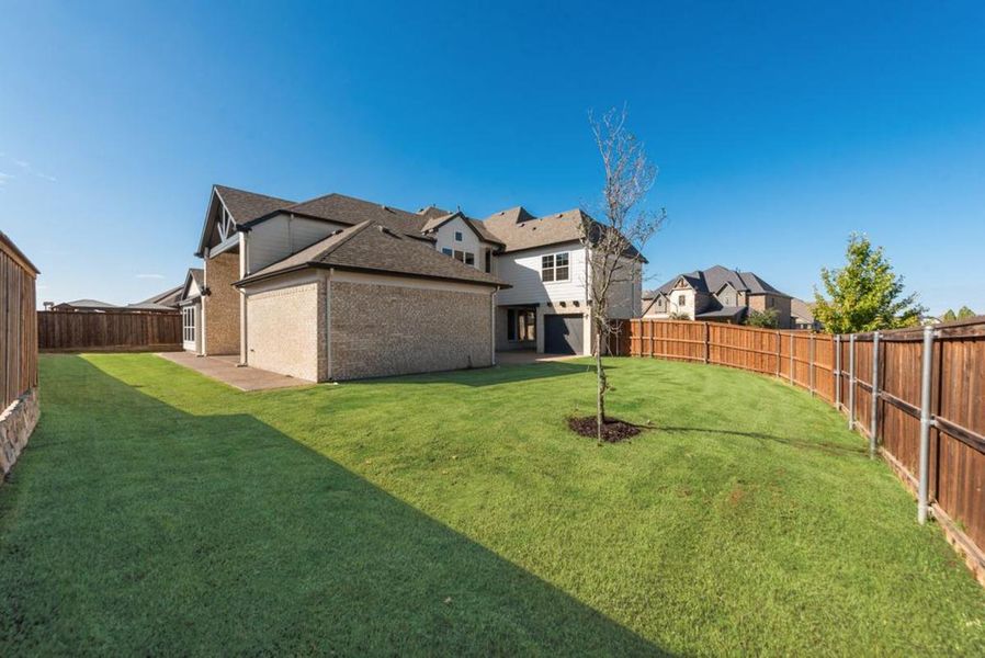 Exterior details and patio area of a home in South Pointe, Mansfield (Image 27).