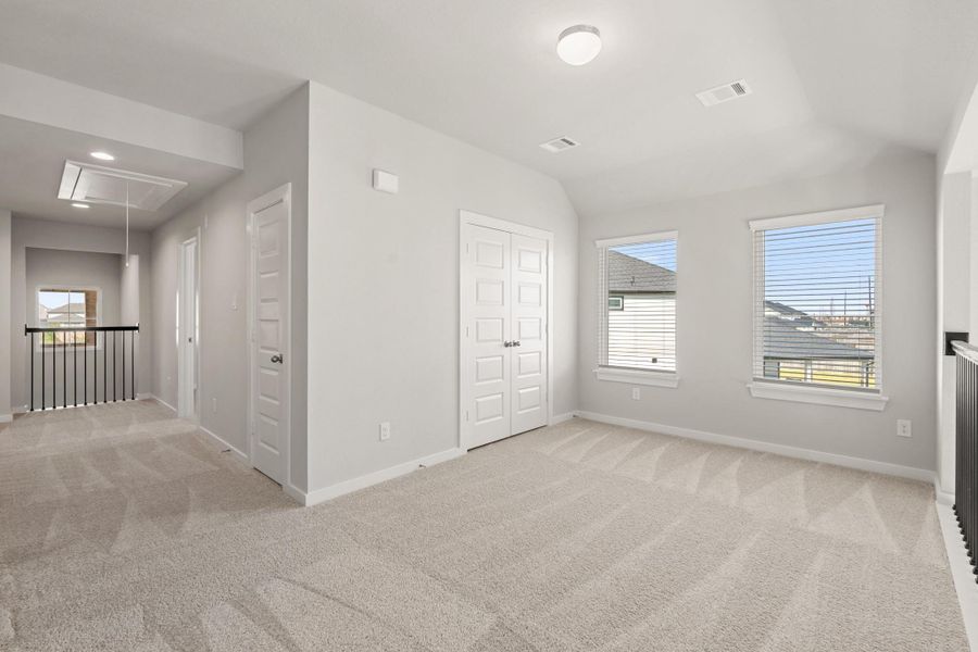 Spacious, unfurnished interior of a new home in Morton Creek Ranch, Katy (Image 16).
