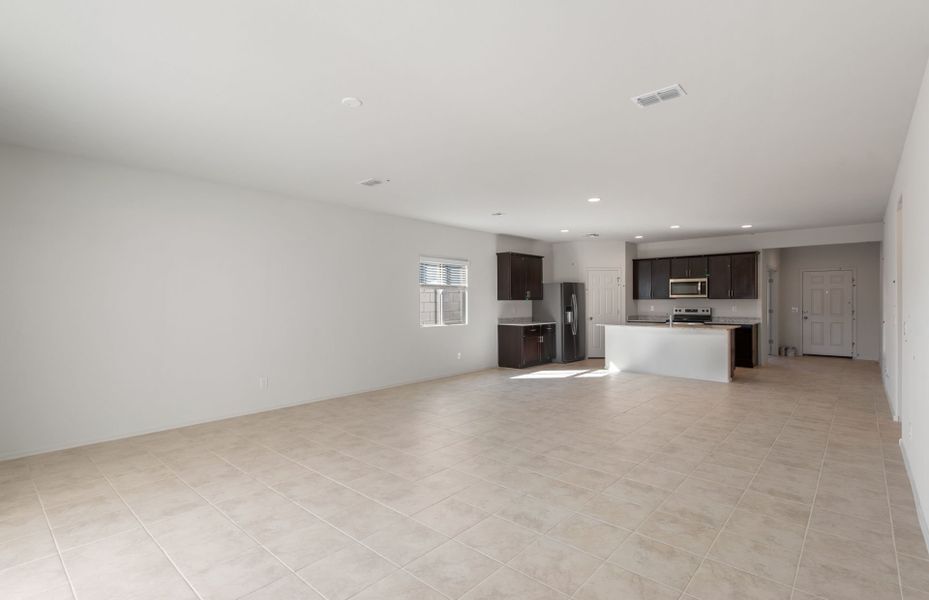 Spacious, unfurnished interior of a new home in Copper Falls, Buckeye (Image 17).