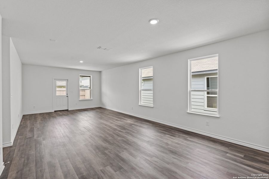 Spacious, unfurnished interior of a new home in Lily Springs, Seguin (Image 15).