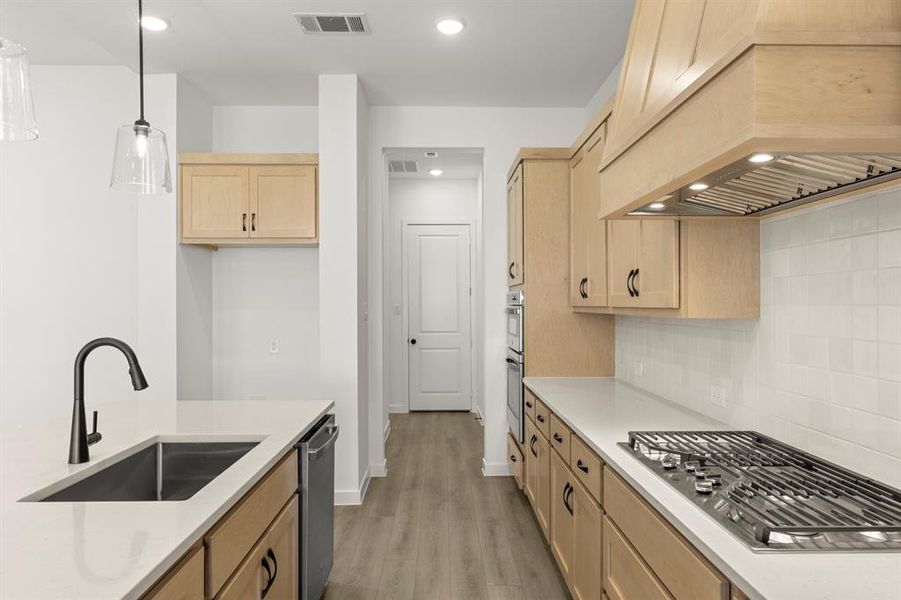 13. 7112 Bergamot - Kitchen (4)