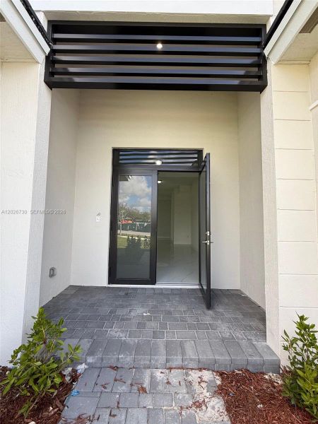Exterior details and patio area of a home in , Cutler Bay (Image 3).