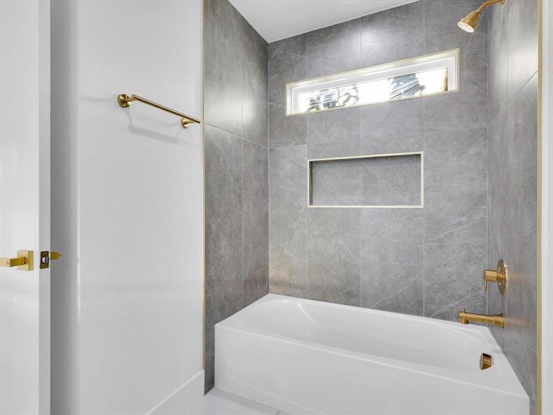 Bathroom featuring tiled shower / bath combo