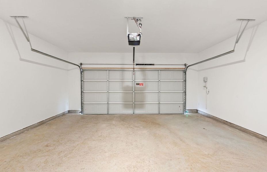 Spacious, unfurnished interior of a new home in Bluffview Reserve, Leander (Image 55).