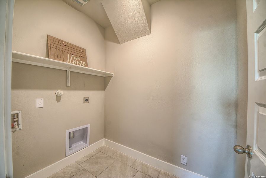 Spacious, unfurnished interior of a new home in Brookstone Creek, San Antonio (Image 27).