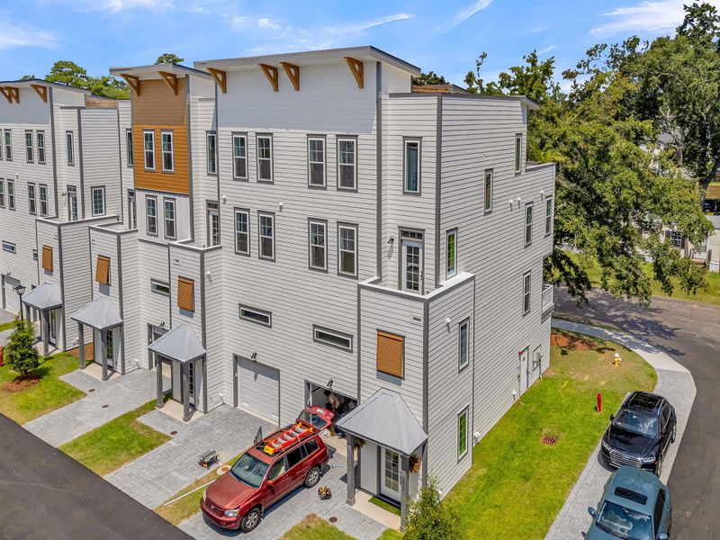 Condo located in North Charleston, SC showcasing its design and architecture (Image 5).