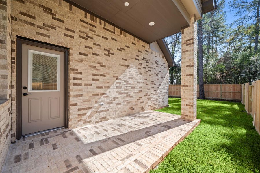 Exterior details and patio area of a home in The Woodlands Hills, Willis (Image 4).